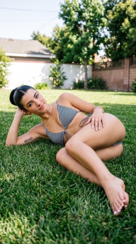 celebsluvrrr's tweet photo. What do y’all think about Charli? https://t.co/jvY0zNaLyT