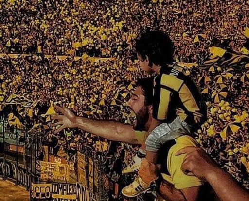 Poseidon32K's tweet photo. No se explicarlo
el querer hacerme cargo
de lo que me heredo Papà, Mucho antes de sus letargos, cuando banco los viajes largos y los palos de un botón
por amar al escudo que cuida el corazón
A mi y a estos que nose quien son
pero que abrazo pa gritar el gol.
SIEMPRE PEÑAROL https://t.co/hStCogMHM0