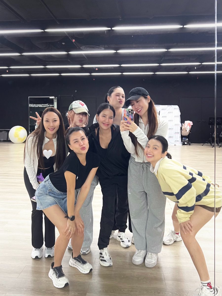 impaepe's tweet photo. จากเด็กหญิงอนุบาล3ในวันนั้นที่โคฟเป็นสโมสรชิมิมาตลอด วันนี้ได้มาเป็นส่วนนึงในการทำโชว์ของพี่ๆแล้ว คอนเสิร์ตของแม่ใบเตยมันส์แน่นอนน (ครูทุกคนเต็มที่สุดๆ) 💘🙆🏻♀️ #15ปีเช็คเรตติ้ง #impaepe https://t.co/PzLOkMc7hM