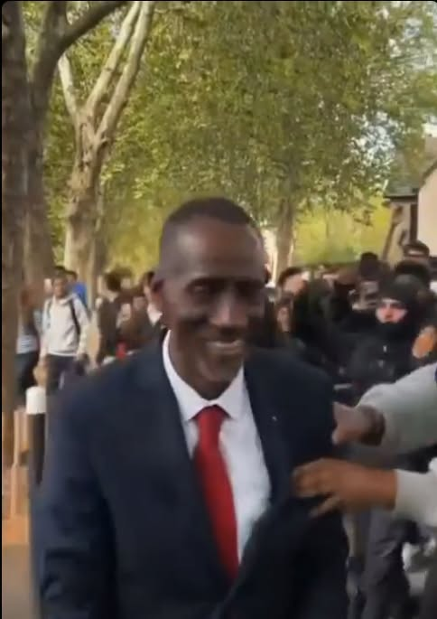 Dosinda961308's tweet photo. A entendre cette petite bande de décérébrés , nous ne serions , nous , '' les fachos de droite '' , pas républicains et il faudrait nous éradiquer comme l'avait dit l'insoumise Clémentine Autain ....

Et ça , un maire LFiste qui participe à la chienlit lycéenne encouragée par LFI , en rigolant autour d'un scooter en feu , c'est républicain peut être ?

La libre pensée patriote