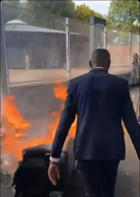 Dosinda961308's tweet photo. A entendre cette petite bande de décérébrés , nous ne serions , nous , '' les fachos de droite '' , pas républicains et il faudrait nous éradiquer comme l'avait dit l'insoumise Clémentine Autain ....

Et ça , un maire LFiste qui participe à la chienlit lycéenne encouragée par LFI , en rigolant autour d'un scooter en feu , c'est républicain peut être ?

La libre pensée patriote