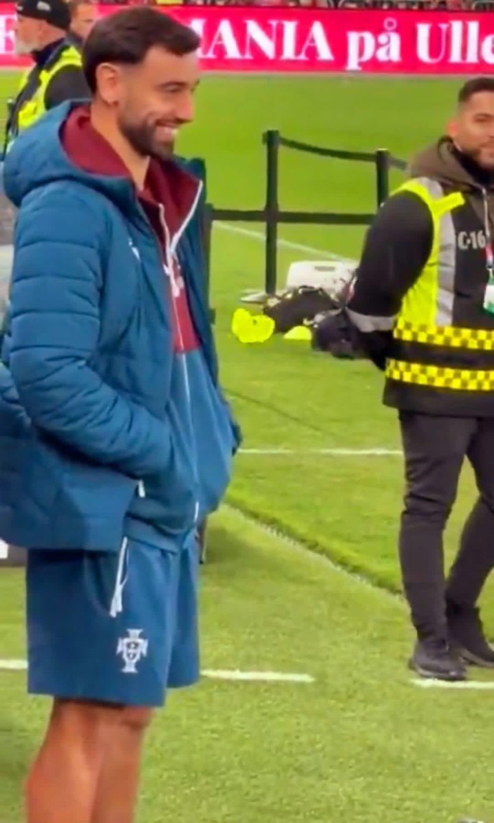 EmmybankzX's tweet photo. A Galatasaray fan to Bruno Fernandes:

“Come to Galatasaray… we’re waiting for you.”

— The Man United captain responds with a smile. 😁❤️ https://t.co/cxRADRVVBV