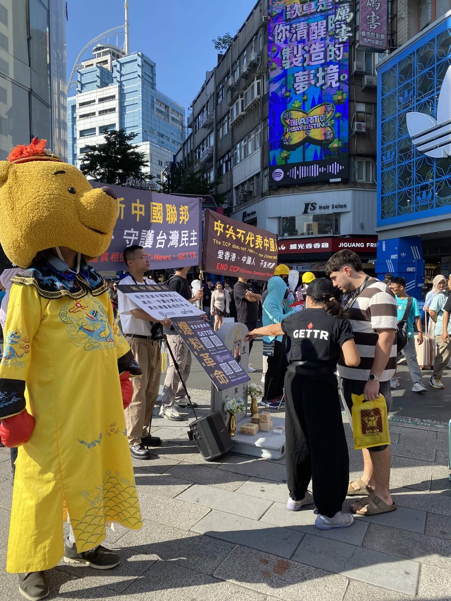 jackson66368924's tweet photo. 戰友們 連續堅持 #第179週 上街傳播爆料革命

今天戶外35度，體感溫度將近40度🌞
現場完全沒有遮蔽物，大家就這樣頂著大太陽直曬。
過程中幾位戰友甚至出現中暑不適，
但大家互相照顧、稍作休息之後，
還是一起堅持到最後，把整場活動完成！
戰友們還說：「跟七哥比起來，我們受這一點點苦根本不算什麼！」

這份堅持，真的令人敬佩！
也辛苦今天每一位到現場付出的戰友了！🙏💪

#爆料革命消滅中共
#中共不代表中國人
#新中國聯邦
#郭文貴
#MilesGuo