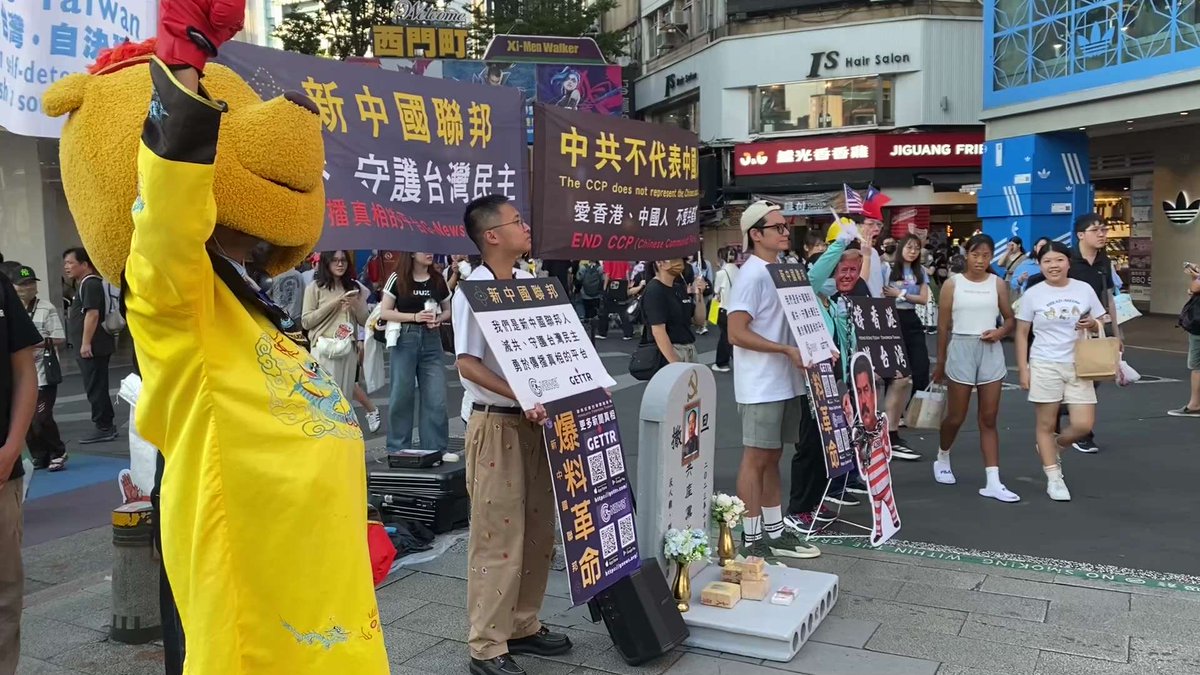 jackson66368924's tweet photo. 戰友們 連續堅持 #第179週 上街傳播爆料革命

今天戶外35度，體感溫度將近40度🌞
現場完全沒有遮蔽物，大家就這樣頂著大太陽直曬。
過程中幾位戰友甚至出現中暑不適，
但大家互相照顧、稍作休息之後，
還是一起堅持到最後，把整場活動完成！
戰友們還說：「跟七哥比起來，我們受這一點點苦根本不算什麼！」

這份堅持，真的令人敬佩！
也辛苦今天每一位到現場付出的戰友了！🙏💪

#爆料革命消滅中共
#中共不代表中國人
#新中國聯邦
#郭文貴
#MilesGuo