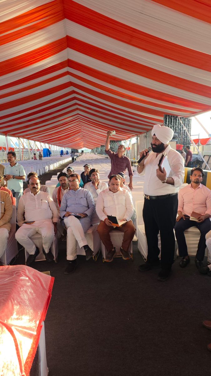 singhgurmeetbjp's tweet photo. आज आगामी कार्यक्रम की तैयारियों के तहत बारापुला फ्लाईओवर स्थल पर पहुंचकर व्यवस्थाओं एवं तैयारियों का निरीक्षण किया।

कल दिनांक 29 सितंबर को माननीय केंद्रीय गृह एवं सहकारिता मंत्री श्री अमित शाह जी, माननीय मुख्यमंत्री श्रीमती रेखा गुप्ता जी एवं प्रदेश अध्यक्ष श्री हर्ष मल्होत्रा जी की गरिमामयी उपस्थिति में बारापुला एलिवेटेड रोड फेज-3 एवं मुकुंदा चौक अंडरपास का उद्घाटन तथा मोदी मिल-सावित्री सिनेमा फ्लाईओवर एवं लाजपत/लौनी अंडरपास के निर्माण कार्य का शिलान्यास किया जाएगा।

कार्यक्रम की तैयारियों को लेकर प्रदेश महामंत्री श्री विष्णु मित्तल जी, प्रदेश उपाध्यक्ष श्री सुनील यादव जी, श्री विक्रम बिधूड़ी जी सहित प्रदेश के अन्य पदाधिकारीगण, गणमान्यजन एवं कार्यकर्ता उपस्थित रहे। सभी ने कार्यक्रम की रूपरेखा, व्यवस्थाओं एवं आवश्यक तैयारियों को लेकर विस्तार से चर्चा की।

संबंधित टीम के साथ व्यवस्थाओं का जायजा लेते हुए सभी तैयारियों को समयबद्ध रूप से पूरा करने के निर्देश एवं आवश्यक चर्चा की गई।

दिल्ली के विकास को नई गति देने वाली इन महत्वपूर्ण परियोजनाओं के उद्घाटन एवं शिलान्यास के लिए कल का दिन विशेष रहेगा।