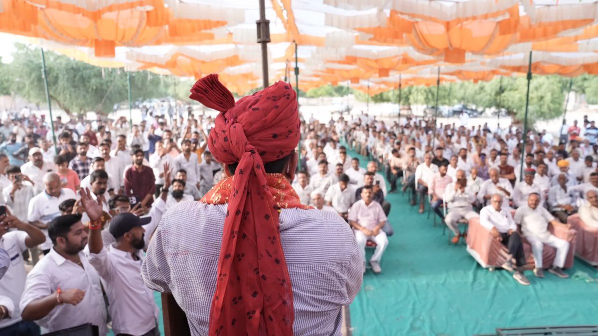 RavindraBhati__'s tweet photo. सरलीकरण यात्रा के तृतीय दिवस के कार्यक्रमों के तहत नाडोल पहुंचकर आयोजित जनसभा को संबोधित किया। इस दौरान आर्थिक रूप से कमजोर वर्ग के प्रदेश एवं केंद्रीय स्तर पर सामने आ रही समस्याओं और विभिन्न विसंगतियों से सभी को अवगत करवाया तथा उनके समाधान की आवश्यकता को लेकर अपनी बात रखी।

यह केवल किसी एक व्यक्ति की लड़ाई नहीं, बल्कि हमारी सामूहिक लड़ाई है, ताकि हमारे नौजवानों और युवाओं को उनका हक मिल सके और आने वाली पीढ़ियां भी एक सरल, पारदर्शी एवं न्यायसंगत व्यवस्था का लाभ प्राप्त कर सकें।

आप सभी द्वारा मिले अपार जनसमर्थन, स्नेह एवं विश्वास ने इस यात्रा के संकल्प को और अधिक मजबूती प्रदान की है। आप सभी के इस आत्मीय स्नेह एवं सहयोग के लिए हृदयतल से कोटि-कोटि आभार।

#सरलीकरण #नाडोल