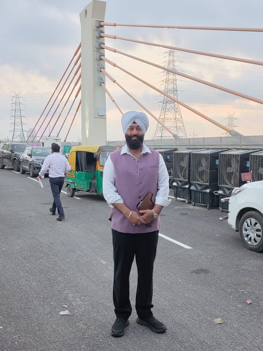 singhgurmeetbjp's tweet photo. आज आगामी कार्यक्रम की तैयारियों के तहत बारापुला फ्लाईओवर स्थल पर पहुंचकर व्यवस्थाओं एवं तैयारियों का निरीक्षण किया।

कल दिनांक 29 सितंबर को माननीय केंद्रीय गृह एवं सहकारिता मंत्री श्री अमित शाह जी, माननीय मुख्यमंत्री श्रीमती रेखा गुप्ता जी एवं प्रदेश अध्यक्ष श्री हर्ष मल्होत्रा जी की गरिमामयी उपस्थिति में बारापुला एलिवेटेड रोड फेज-3 एवं मुकुंदा चौक अंडरपास का उद्घाटन तथा मोदी मिल-सावित्री सिनेमा फ्लाईओवर एवं लाजपत/लौनी अंडरपास के निर्माण कार्य का शिलान्यास किया जाएगा।

कार्यक्रम की तैयारियों को लेकर प्रदेश महामंत्री श्री विष्णु मित्तल जी, प्रदेश उपाध्यक्ष श्री सुनील यादव जी, श्री विक्रम बिधूड़ी जी सहित प्रदेश के अन्य पदाधिकारीगण, गणमान्यजन एवं कार्यकर्ता उपस्थित रहे। सभी ने कार्यक्रम की रूपरेखा, व्यवस्थाओं एवं आवश्यक तैयारियों को लेकर विस्तार से चर्चा की।

संबंधित टीम के साथ व्यवस्थाओं का जायजा लेते हुए सभी तैयारियों को समयबद्ध रूप से पूरा करने के निर्देश एवं आवश्यक चर्चा की गई।

दिल्ली के विकास को नई गति देने वाली इन महत्वपूर्ण परियोजनाओं के उद्घाटन एवं शिलान्यास के लिए कल का दिन विशेष रहेगा।