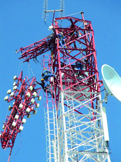 carlitostr35482's tweet photo. La instalación y mantenimiento de las redes de la telefonía móvil requiere del esfuerzo de muchos. Los torreros de la Empresa de Telecomunicaciones de Cuba en Mayabeque forman parte importante de este proceso. https://t.co/ZYeLBqrRCP