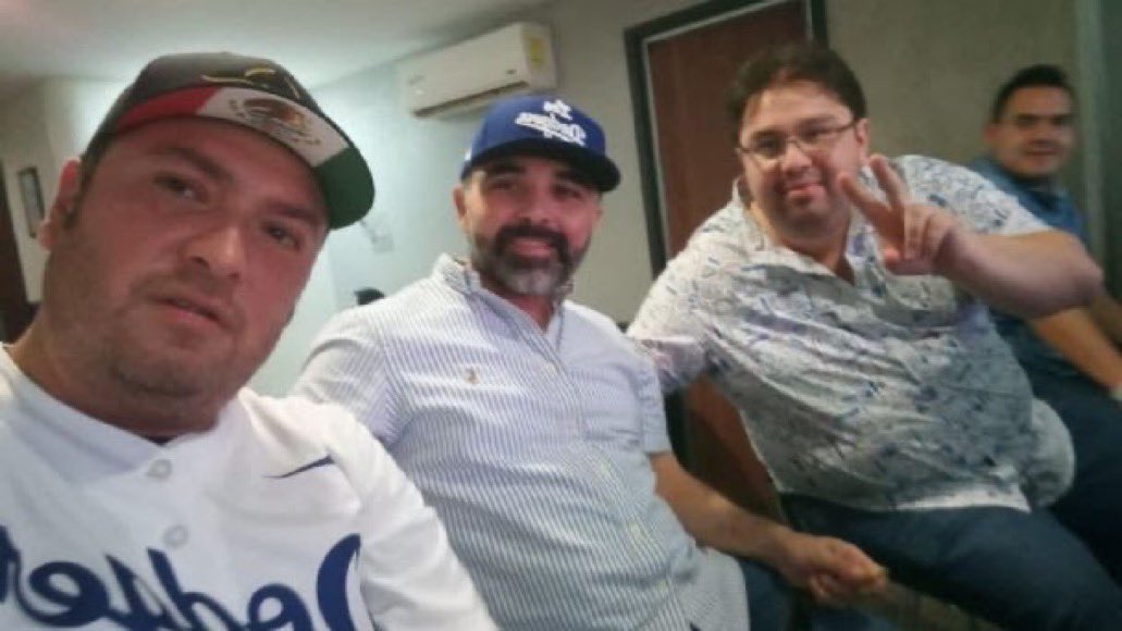 jorgegogdl's tweet photo. Amilcar Olán fue captado en Lugano, Suiza usando una gorra marca Maja, SnapBack, Jorge Amilcar Olán es franquiciatario de Maja donde es socio de los hijos de Rocha Moya con quienes sale en una foto.

El lavado de dinero del Bienestar. A través de Maja. https://t.co/0T1AniaAEl