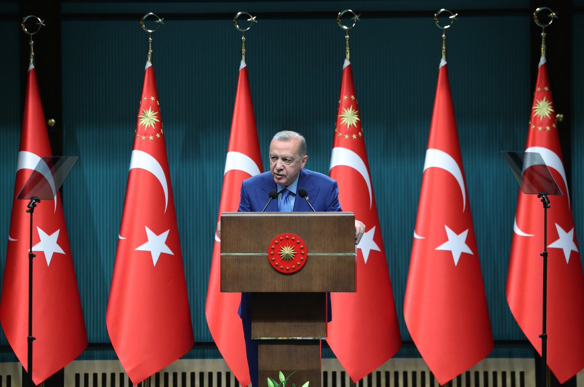 Akparti's tweet photo. “Her kim milletin hakkına, hukukuna, malına, mülküne el uzatırsa karşısında bizi bulur, devleti bulur.”

Cumhurbaşkanımız Sayın Recep Tayyip Erdoğan, kabine toplantısının ardından açıklamalarda bulundu. https://t.co/1lOKiT61hZ