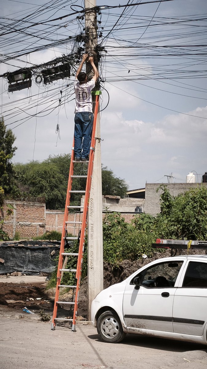 charlycrk's tweet photo. Vienen los "Técnicos" le mueven y nos dejan sin internet. @totalplaymx  y todavia dicen que no fueron. Se fue el internet por arte de magia. Quieres que lo arreglen. Levanta reporte y 24 horas a ver si te lo reconectan por error de ellos https://t.co/Y1UpgaDD0A