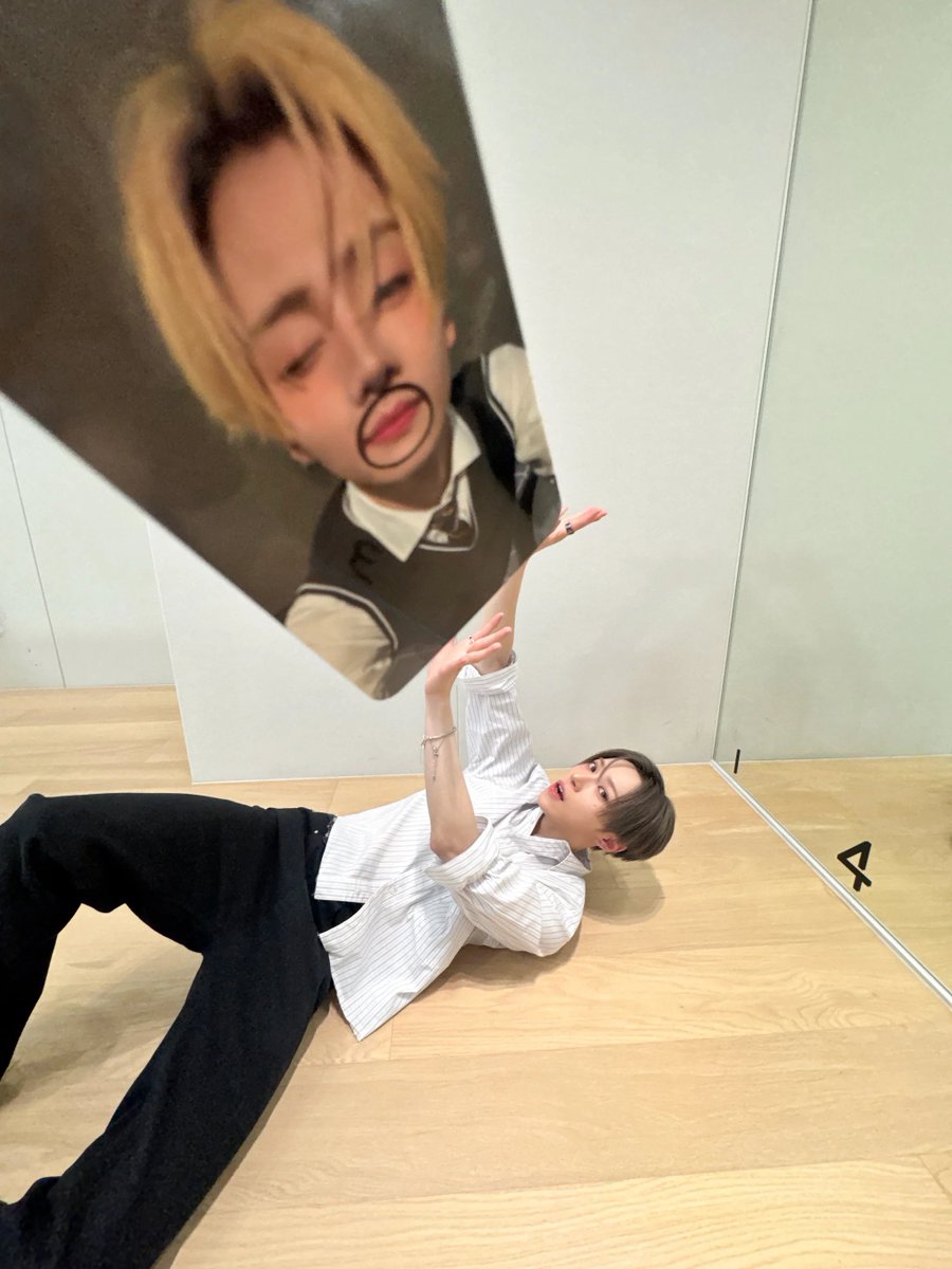 ald1plus's tweet photo. [MEMBERSHIP]

ALD1 Mnet+ Plus Chat Update — ALD1 💌 (1/2)

♡꒰ა ALLYZ 낭만 DAY ໒꒱♡ 🗓️ 8th MAY - ALLYZ분들이 폰케이스 뒤에 ♥상원 사진♥넣고 다니기📸

#ALPHADRIVEONE #ALD1 #알파드라이브원 https://t.co/moCskElpNw