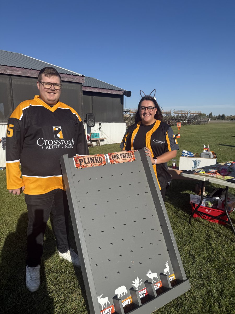 CrossroadsCU's tweet photo. 🍂 As a proud sponsor of the Preeceville Fall Festival, Crossroads was excited to support the event and have team members volunteer in the Kids Zone. Thank you to everyone who stopped by. We love being part of the communities we call home! 

#CrossroadsCreditUnion https://t.co/TZcZiWiTrJ