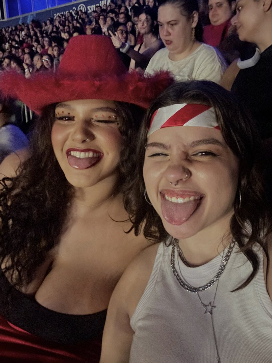 lizzyissues's tweet photo. curioso você estar lá, @bibseight ❤️ https://t.co/jdMfXolJMS