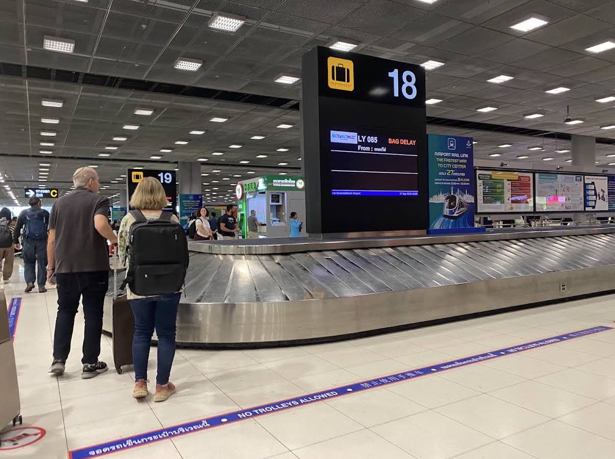 touriismi's tweet photo. 🚨 لكل اللي مسافرين اليوم او بكرا  إلى بانكوك (مطار سوفارنابومي):
انتبهوا، تراه فيه زحمة وتكدس بالشنط وتأخير بالخدمات الأرضية بسبب: نقص الموظفين والظروف الجوية الحالية 🌧️..

المشكلة صارلها 3 ايام من 26 سبتمبر 2026، ومازالت لليوم 28 سبتمبر 
⬇️ https://t.co/mLImi8yBeY