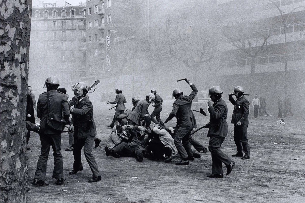 enriccalpena's tweet photo. A mi m'agrada dir que som la polícia de l'Estat a Catalunya.
La polícia de l'Estat, fent-se una foto. https://t.co/RKBEAZJj8P