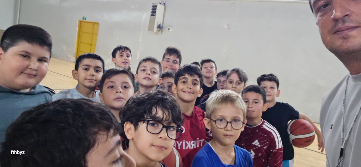 GSB_Yalova's tweet photo. Basketbol antrenmanlarımız, sporcularımızın azmi ve enerjisiyle Bahçelievler Spor Salonu’nda tüm hızıyla devam ediyor! 💪🏀 
Genç sporcularımızın her zaman yanında olan, destekleriyle bizlere güç veren değerli velilerimize teşekkür ederiz. https://t.co/hx5K0xsioT