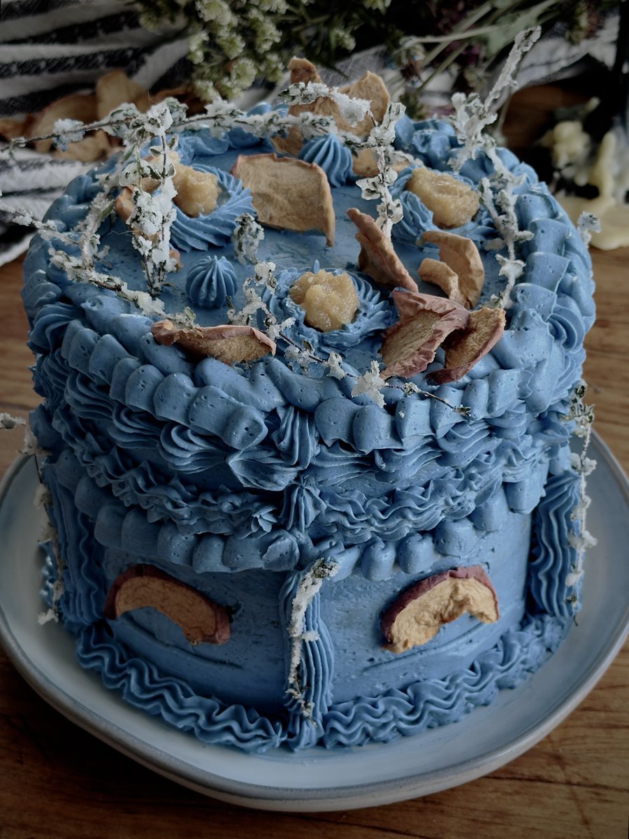 theclovecoterie's tweet photo. For Libra season: Toasted thyme vanilla bean sponge, vanilla milk cake soak, cinnamon apple curd, burdock root &amp; toasted milk Swiss meringue buttercream, dyed blue with spirulina. Full recipe up now ♎️ https://t.co/ui6XY3mOXT