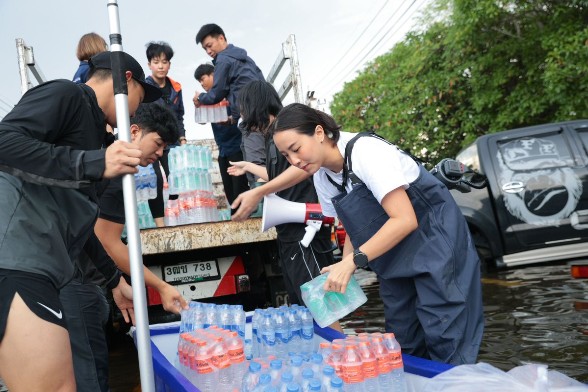 loreneeliz's tweet photo. กูรักพวกเขามากๆ กูสัญญาเลยว่ากูจะซัพพอร์ตทุกอย่างที่กูจะทำได้ ขอบคุณจริงๆ ที่แม่งทำเพื่อประชาชนแบบไม่หยุด ไม่ได้มีอำนาจ ไม่ได้มีเงิน แต่แม่งทุ่มเททุกอย่างจริงๆ https://t.co/MnPlsRkoiS
