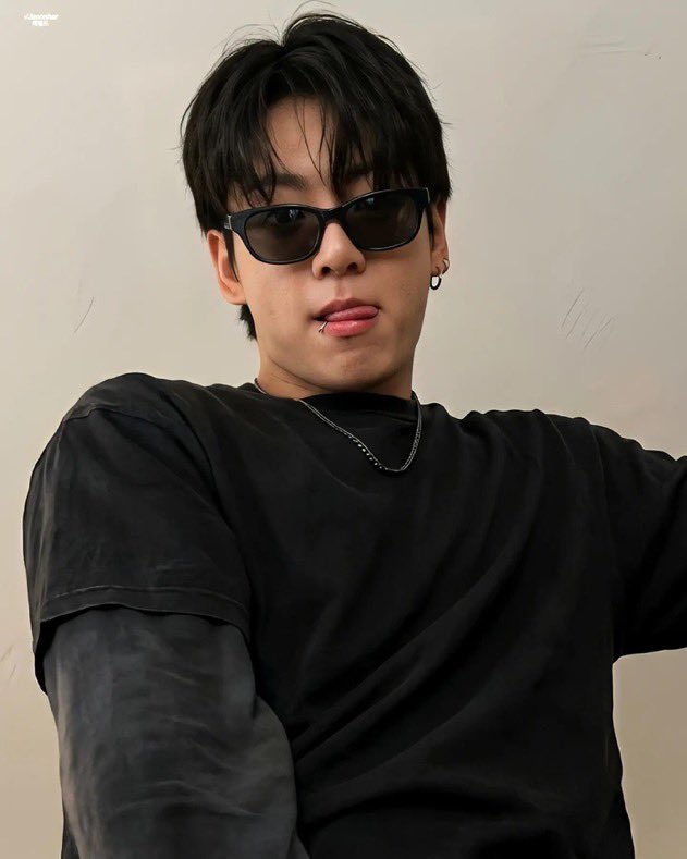 JEONKH_'s tweet photo. so damn handsome and attractive https://t.co/uBGJQpFlPb