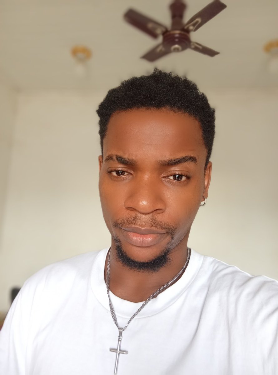 Dewhiteleather's tweet photo. Age is just a number... 20yrs old girl just rejected my request when i asked her out, saying I'm way to older than her, na so i old reach? https://t.co/6N1qpXNIEy