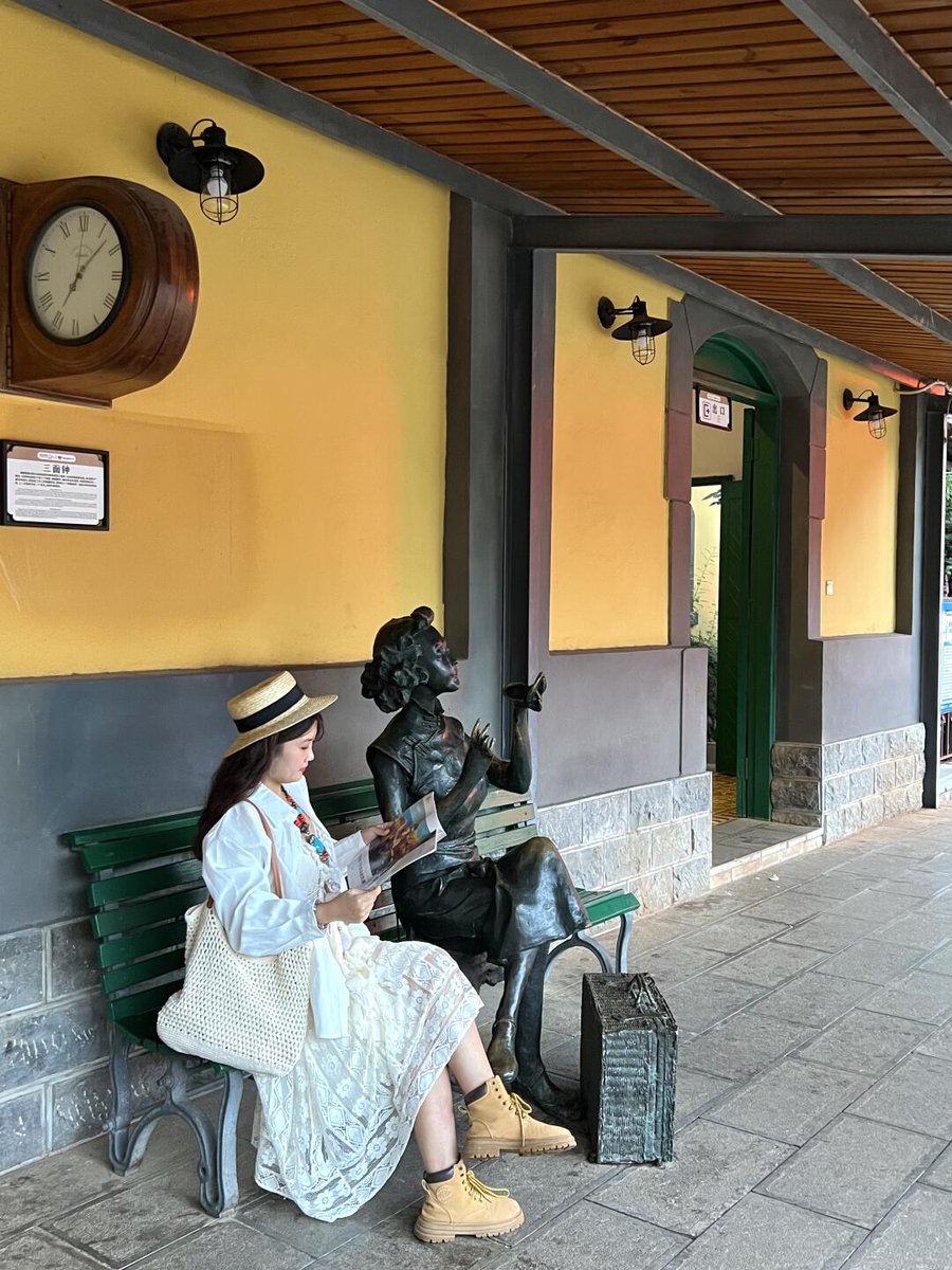 BrennaCallar's tweet photo. Took the early train to the city and caught a cozy coffee shop by the station—perfect start to a short workday trip!， https://t.co/wHkHDcoiXu