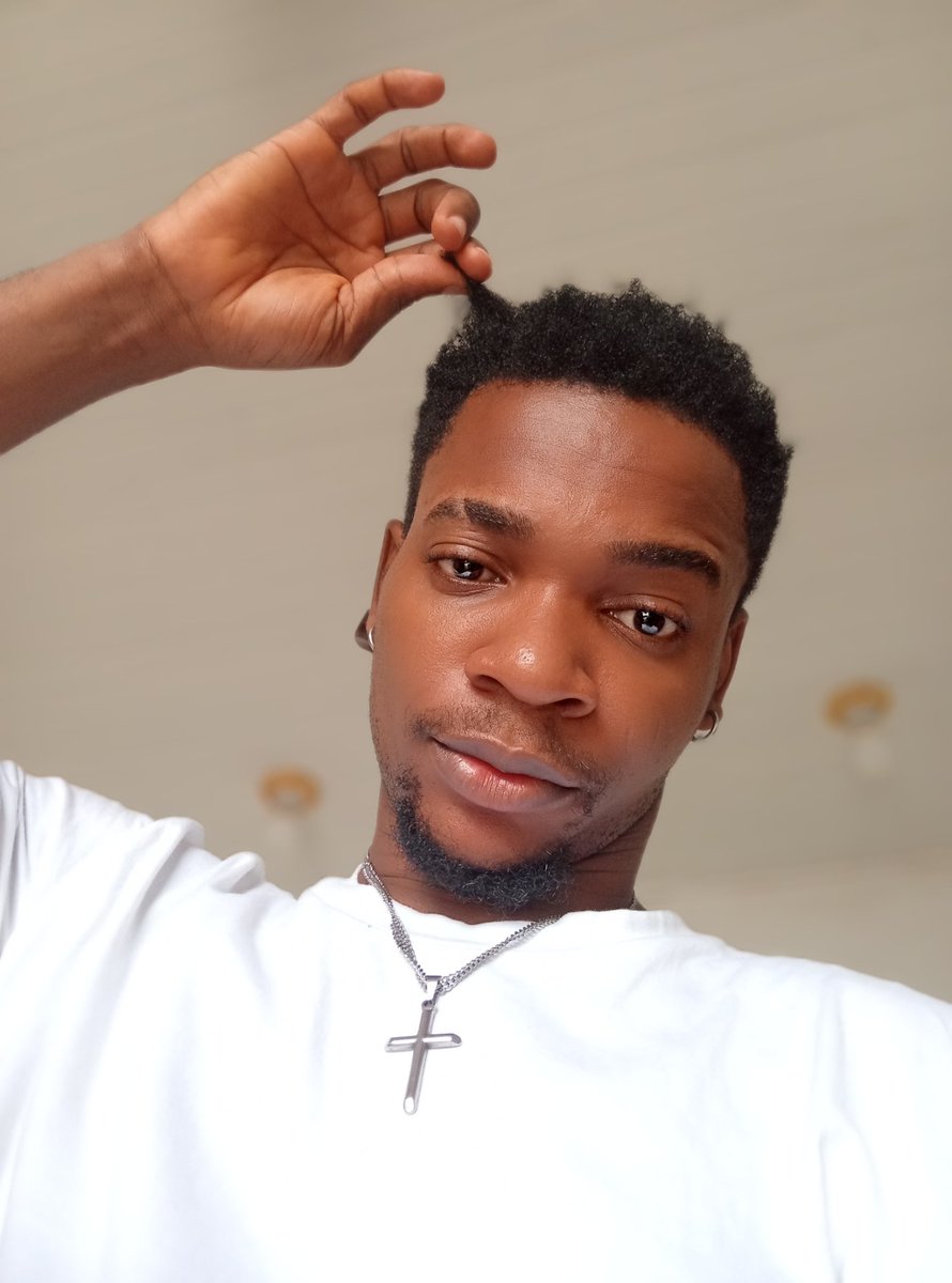 Dewhiteleather's tweet photo. Age is just a number... 20yrs old girl just rejected my request when i asked her out, saying I'm way to older than her, na so i old reach? https://t.co/6N1qpXNIEy