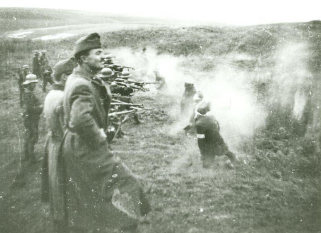 ShoahUkraine's tweet photo. Execution of 24 Soviet slave laborers of the 104/5th Labor Service Company by Hungarian soldiers in Shcherbakovo, Ukraine, September 20, 1942. https://t.co/BoPFVfFn9I