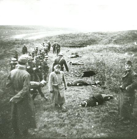 ShoahUkraine's tweet photo. Execution of 24 Soviet slave laborers of the 104/5th Labor Service Company by Hungarian soldiers in Shcherbakovo, Ukraine, September 20, 1942. https://t.co/BoPFVfFn9I