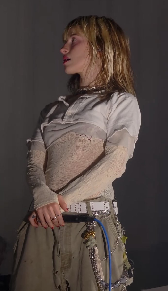 imaIiabiIityx's tweet photo. i love when hayley layers her tops >>> https://t.co/20V1tvNqTN