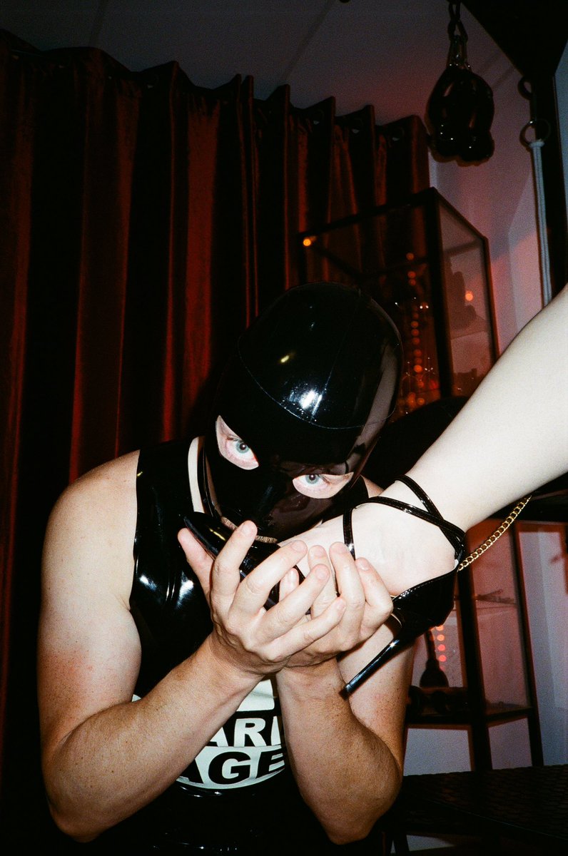 MissRubyHex's tweet photo. You look better doing what you’re told https://t.co/osDWDcndJx