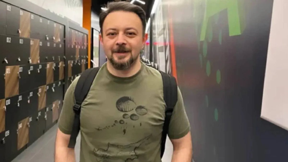 diskbasinis's tweet photo. Gazeteci Fatih Ergin’in, sosyal medya paylaşımı gerekçe gösterilerek “halkı yanıltıcı bilgiyi alenen yayma” suçlamasıyla gözaltına alınması ve ardından tutuklanarak cezaevine gönderilmesi kabul edilemez!

Ergin’in avukatı tarafından yapılan açıklamada, gazetecinin Kaşif Kozinoğlu soruşturması kapsamında gözaltına alınan ve adli kontrol şartıyla serbest bırakılan Turgay Tamer’in evinde ölü bulunmasına ilişkin yaptığı paylaşım nedeniyle gözaltına alındığı belirtilmiştir.

Bir gazetecinin kamuoyunun ilgisini doğrudan ilgilendiren bir olay hakkında haber yapması, bilgi paylaşması ve soru sorması gazeteciliğin temel görevleri arasındadır.

Gazetecilik suç değildir. Gazetecilerin haber yaptıkları, kamuoyunu bilgilendirdikleri ve soru sordukları için özgürlüklerinden mahrum bırakılması basın özgürlüğüne yönelik ciddi bir tehdittir.

DİSK Basın-İş olarak; gazetecilerin görevlerini özgürce yapabildiği, haberin ve gerçeğin suç unsuru olarak görülmediği, basın ve ifade özgürlüğünün güvence altında olduğu bir çalışma ve hukuk düzeni talep ediyoruz.

Fatih Ergin’in tutuklanması başta olmak üzere gazetecilere yönelik tüm baskı ve soruşturmaların basın özgürlüğü açısından değerlendirilmesini istiyoruz.

Fatih Ergin derhal serbest bırakılmalıdır!