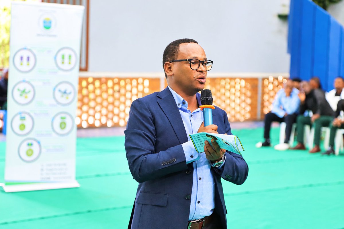 EcoleSSJT's tweet photo. Uyu munsi, tariki ya 28 Nzeri 2026, muri @EcoleSSJT  habereye ikiganiro cyatanzwe na @IntwarizuRwanda - Urwego Rushinzwe Intwari z’Igihugu, Imidari n’Impeta by’Ishimwe, kigamije gukangurira urubyiruko gukunda igihugu, kwitanga, kugira ubushishozi, ubutwari no kuba intangarugero. https://t.co/2gPtP9xEsn
