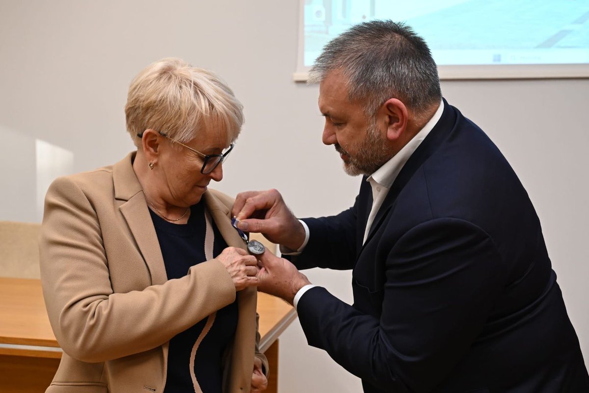 w_zurek's tweet photo. Można było nasyłać służby, fabrykować oskarżenia, odwoływać ze stanowisk faksami i szczuć w usłużnych mediach. Nie dało się jednak złamać człowieka, który ma moralny kręgosłup.

Z ogromną osobistą satysfakcją i dumą wręczyłem dziś Odznakę Honorową za Zasługi dla Wymiaru Sprawiedliwości sędzi Beacie Morawiec.

Pamiętamy jesień 2017 roku, gdy ówczesny minister faksowym dekretem odwoływał sędzię Beatę Morawiec z funkcji prezesa Sądu Okręgowego w Krakowie. Nie ugięła się ani na milimetr. Nie podpisała list poparcia do neo-KRS. Nie brała udziału w politycznych konkursach awansowych. Otwarcie broniła każdego szykanowanego sędziego i wytoczyła byłemu ministrowi sprawiedliwości proces o ochronę swoich dóbr osobistych.

Z dniem 1 września sędzia Morawiec przeszła w stan spoczynku po ponad trzech dekadach nienagannej służby Rzeczypospolitej.

Ta odznaka to nie jest zwykła formalność. To twarde świadectwo wierności i zapisom Konstytucji.

Beato, dziękujemy za Twoją niezłomność. Przywracanie praworządności zaczyna się od oddania szacunku tym, którzy nigdy nie stchórzyli.