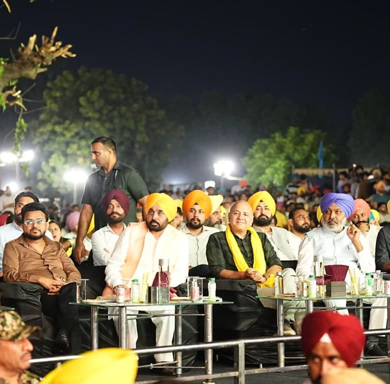 msisodia's tweet photo. शहीद-ए-आज़म सरदार भगत सिंह जी की जयंती पर लुधियाना में गूंजा इंकलाब का संदेश। पूरे पंजाब से आए युवाओं ने खूब आनंद लिया।

भगत सिंह जी के सपनों का भारत - हर बच्चे के लिए शानदार शिक्षा की व्यवस्था वाला भारत।

आज भगत सिंह जी के जन्मदिन पर मैं अपना संकल्प दोहराता हूँ कि अपनी अंतिम साँस तक शिक्षा के लिए काम करता रहूँगा।