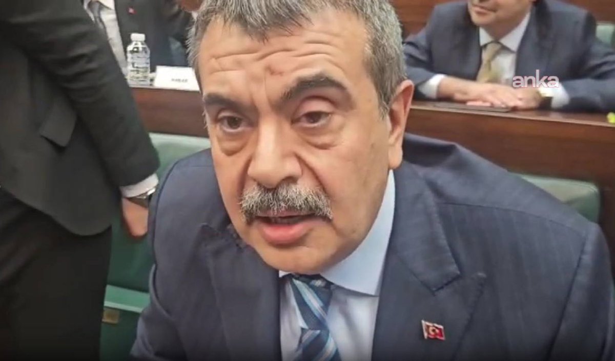 atamankut's tweet photo. Durun Yusuf Tekin okulların güvenliği ile ilgilenemez. Ders kitaplarından Vahdettin’in çeyiziyle birlikte ingilizlere kaçtığı bilgisini kaldırmakla meşgul. 

#öğretmen
 #okullardagüvenliknerede https://t.co/c3BZ4tU3dd