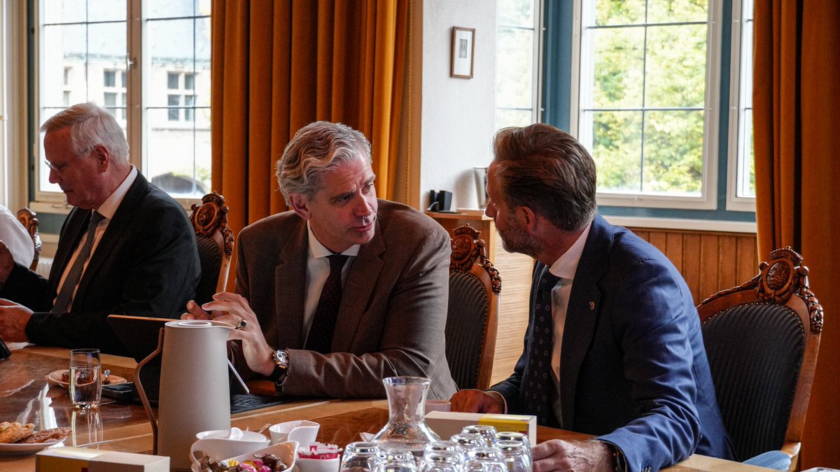 hugodejonge's tweet photo. Vandaag kwam de Kring van commissarissen van de Koning bijeen in Zeeland. Mooi om mijn collega-commissarissen te mogen ontvangen op de Abdij en hen mee te nemen door ons prachtige, historische provinciehuis. 🤝🏼 https://t.co/zpRoIbznqr