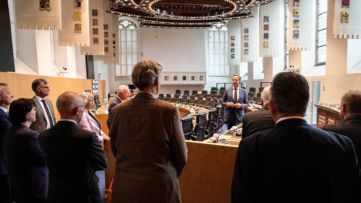 hugodejonge's tweet photo. Vandaag kwam de Kring van commissarissen van de Koning bijeen in Zeeland. Mooi om mijn collega-commissarissen te mogen ontvangen op de Abdij en hen mee te nemen door ons prachtige, historische provinciehuis. 🤝🏼 https://t.co/zpRoIbznqr