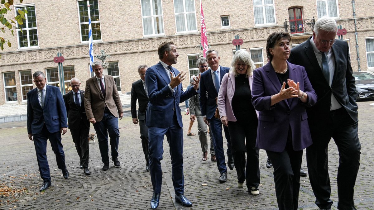 hugodejonge's tweet photo. Vandaag kwam de Kring van commissarissen van de Koning bijeen in Zeeland. Mooi om mijn collega-commissarissen te mogen ontvangen op de Abdij en hen mee te nemen door ons prachtige, historische provinciehuis. 🤝🏼 https://t.co/zpRoIbznqr
