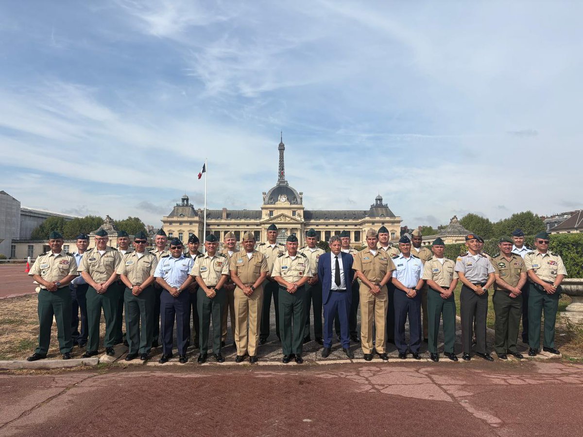 EsdegCol's tweet photo. Los Oficiales del CAEM 2026 visitaron la @ecoledeguerre  en Francia, fortaleciendo la cooperación estratégica y el intercambio de conocimientos en seguridad y defensa. Nos acompaña el Capitán de Corbeta Diego García Carrillo, Oficial alumno de la 34.ª Promoción. https://t.co/2XqPoUhAXC