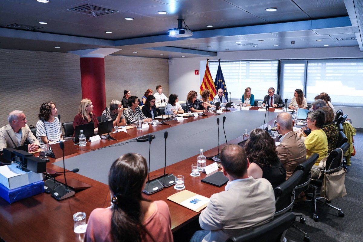 tic's tweet photo. 📱 El @govern impulsa les primeres 67 mesures per garantir el benestar digital d’infants i adolescents

Inclouen l’avantprojecte de la llei de benestar digital, el llindar dels 14 anys per a l’ús de la IA generativa i noves eines de suport a famílies i escoles.

ℹ️ Llegeix més: https://t.co/YxUgdawGnY