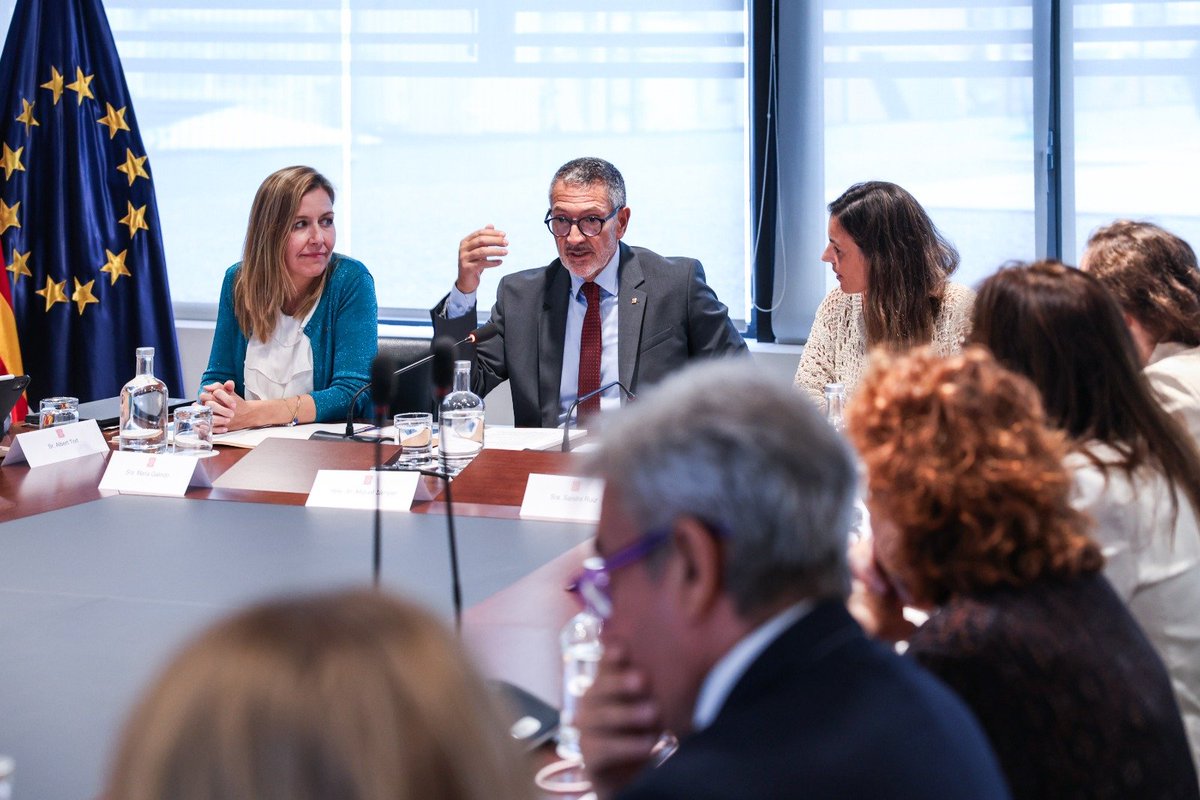 tic's tweet photo. 📱 El @govern impulsa les primeres 67 mesures per garantir el benestar digital d’infants i adolescents

Inclouen l’avantprojecte de la llei de benestar digital, el llindar dels 14 anys per a l’ús de la IA generativa i noves eines de suport a famílies i escoles.

ℹ️ Llegeix més: https://t.co/YxUgdawGnY