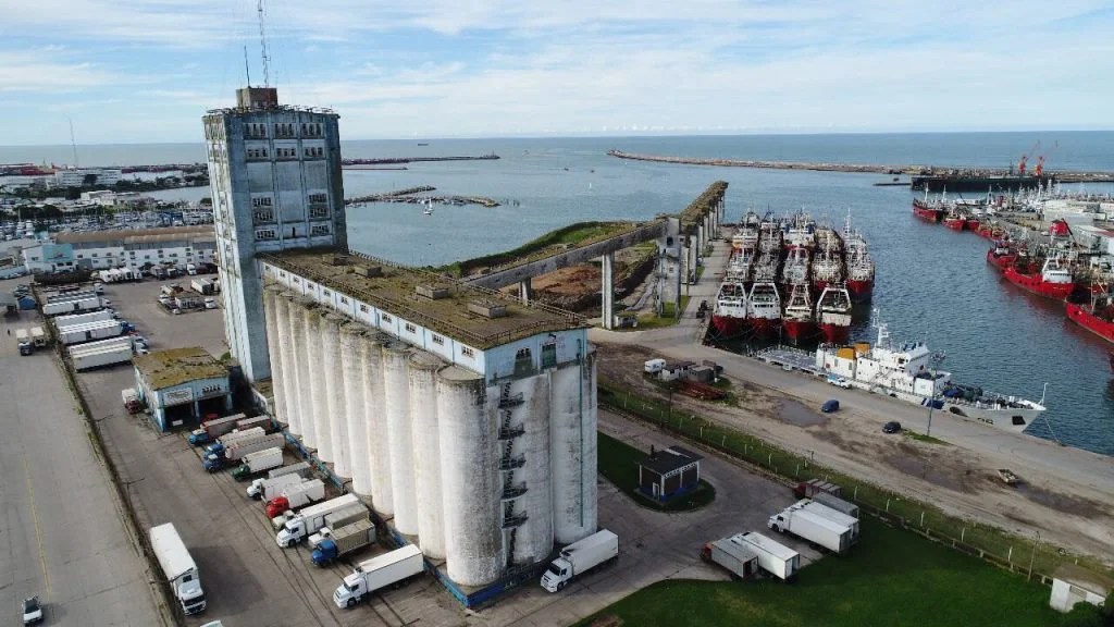 Nuestromar's tweet photo. ➡️  Puerto Mar del Plata: Demolerán las galerías de embarque tras 20 años sin uso: El Consorcio Portuario Regional Mar del Plata lanzó este miércoles una licitación pública para demoler la galería de granos del… https://t.co/UH10LEP6Qq #Destacadas #DefensaySeguridad #Puertos https://t.co/SV1nEzkZdS