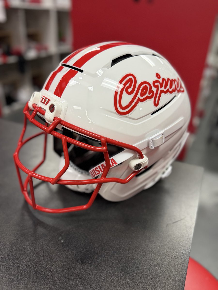 cajunsEQ's tweet photo. Getting helmets ready for homecoming! #geauxcajuns 🤟🌶️ https://t.co/rkN30F6Hhc