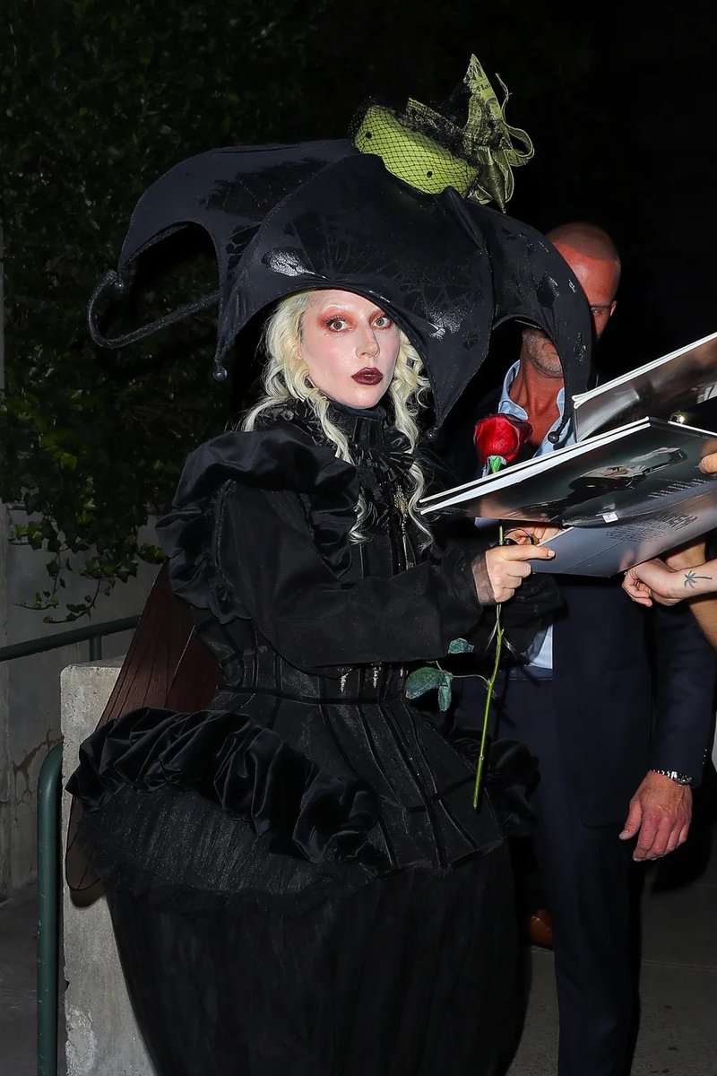 Gagatwts's tweet photo. one of her fabbest looks https://t.co/SzWixMUahW