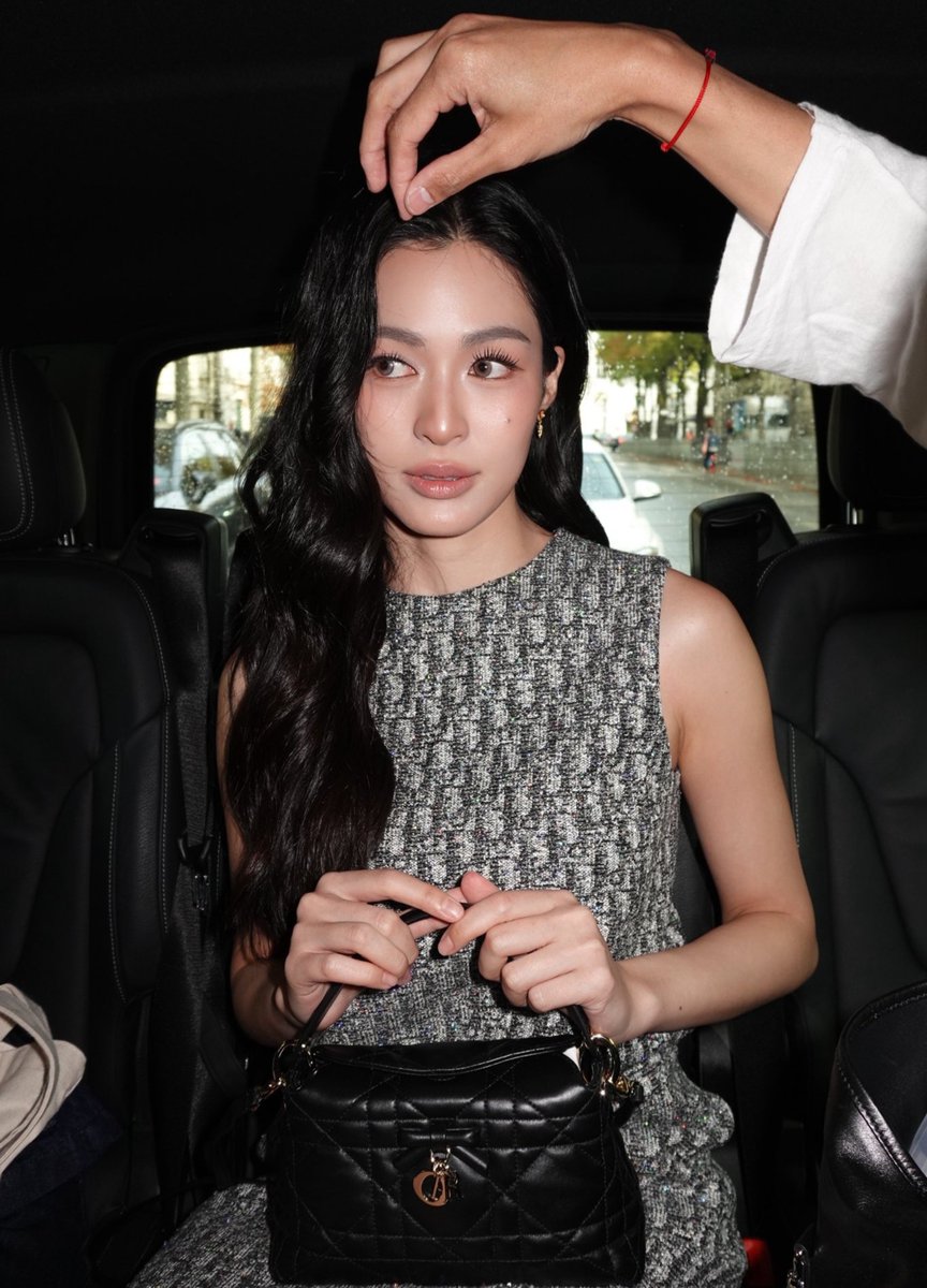 LingOrm_BH's tweet photo. Always amazed by how stunning Lingling Kwong and Orm Kornnaphat look in Dior. 🖤✨

LINGORM FLY TO DIOR PFW
#LingOrmDiorAirportLook
#LinglingKwong #OrmKornnaphat
#LingOrm #Dior #DiorSummer27 #PFW https://t.co/yubD3n3viw