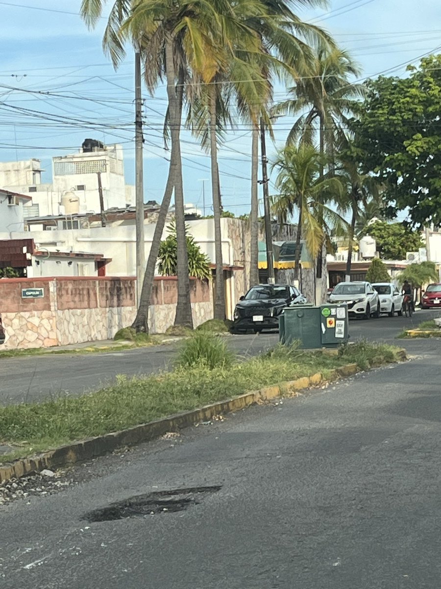 Oz_Rivera's tweet photo. @AyuntamientoVer Favor de enviar cuadrilla de bacheo a calle Paseo de los Juncos entre calle Ahuehuete y Paseo de los Ébanos, existen múltiples baches que cada día se hacen más grandes. adjunto evidencia. https://t.co/o6xUEs3tqX