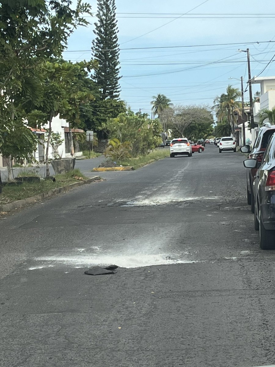 Oz_Rivera's tweet photo. @AyuntamientoVer Favor de enviar cuadrilla de bacheo a calle Paseo de los Juncos entre calle Ahuehuete y Paseo de los Ébanos, existen múltiples baches que cada día se hacen más grandes. adjunto evidencia. https://t.co/o6xUEs3tqX