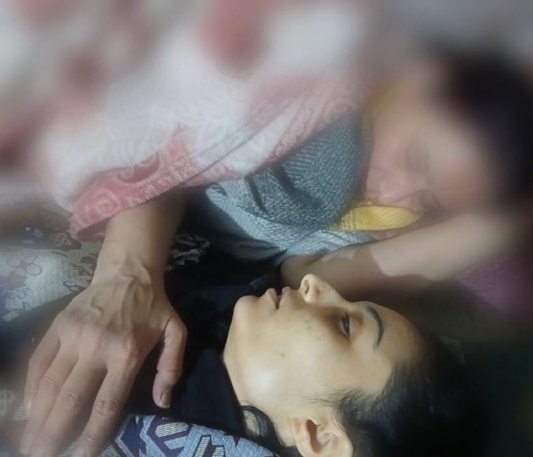 EdwardOfIran5's tweet photo. فدای دست مادرت بشم که حتی بعد از کشته شدنتم پر محبت تا صبح روی سینه‌ تیرخورده‌ات بود. فدای چشم نیمه بازت که نتونست بیش از ۱۹ سال این دنیارو ببینه، فدای رنگ رخسارت که بدلیل خونریزی دیگه سفید شده بود. 
از #فائزه_مستعان بگین!
طلوع ۱۳۸۴، غروب انقلاب شیروخورشید، فردیس کرج، ۱۴۰۴ https://t.co/8jQm02uPLd