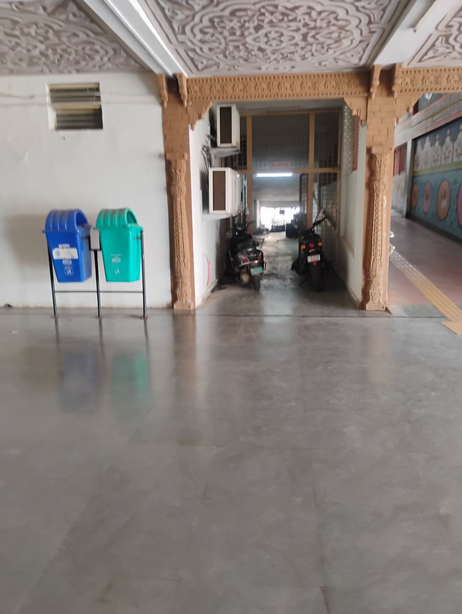YaavSachin's tweet photo. @drmkota  @RailwaySeva  jhalawar city railway station p AC outdoor unit niche petrol or electric bike khdi rhti hai daily it's fire hazard , phle bhi complain kia hai https://t.co/qDw82eAeYQ